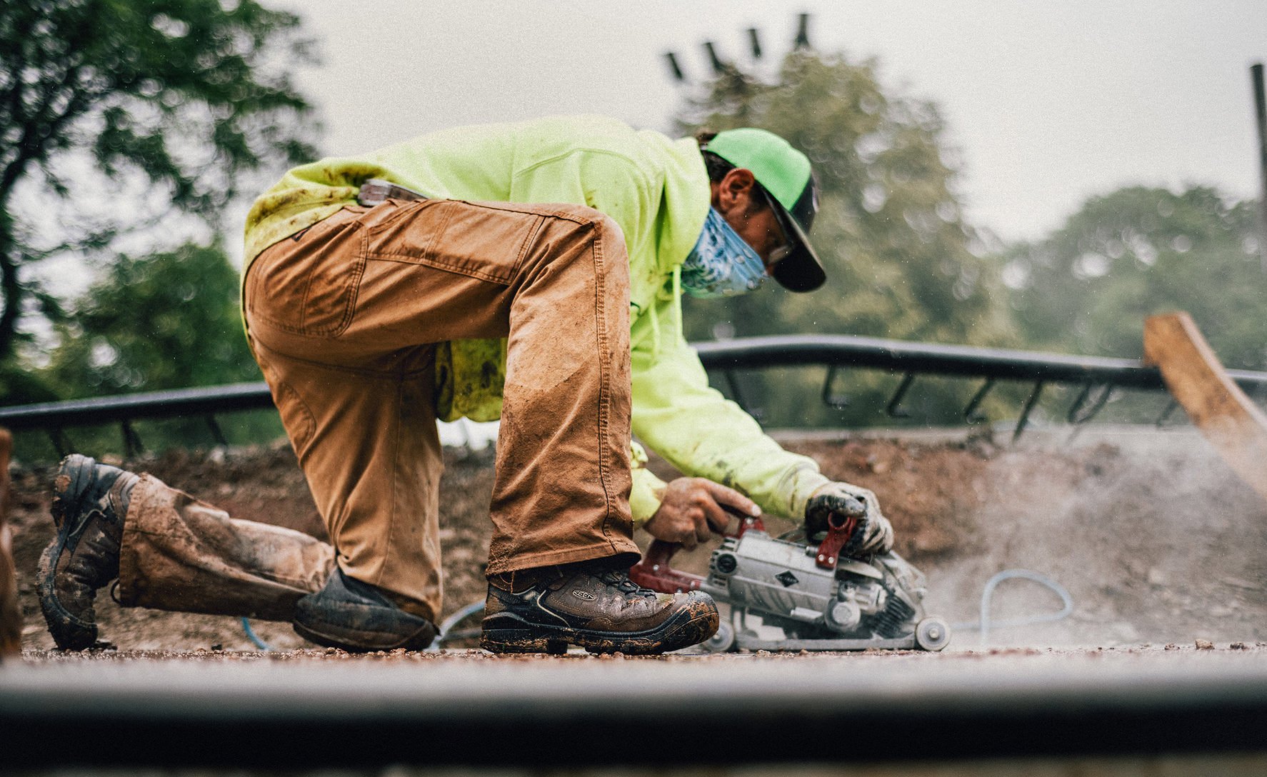 Men's Targhee IV Waterproof Work Boot (Carbon Toe) Dark Earth/Black - Image 7