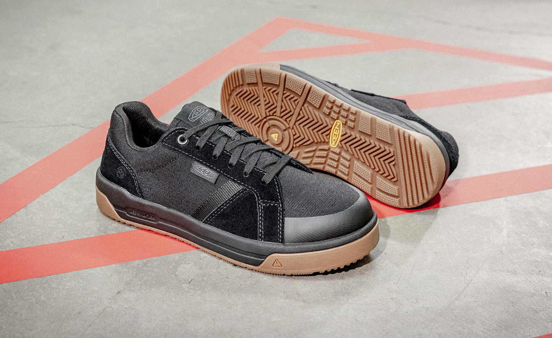 Women's Kenton Work Shoe (Carbon Toe) Black/Gum - Image 7